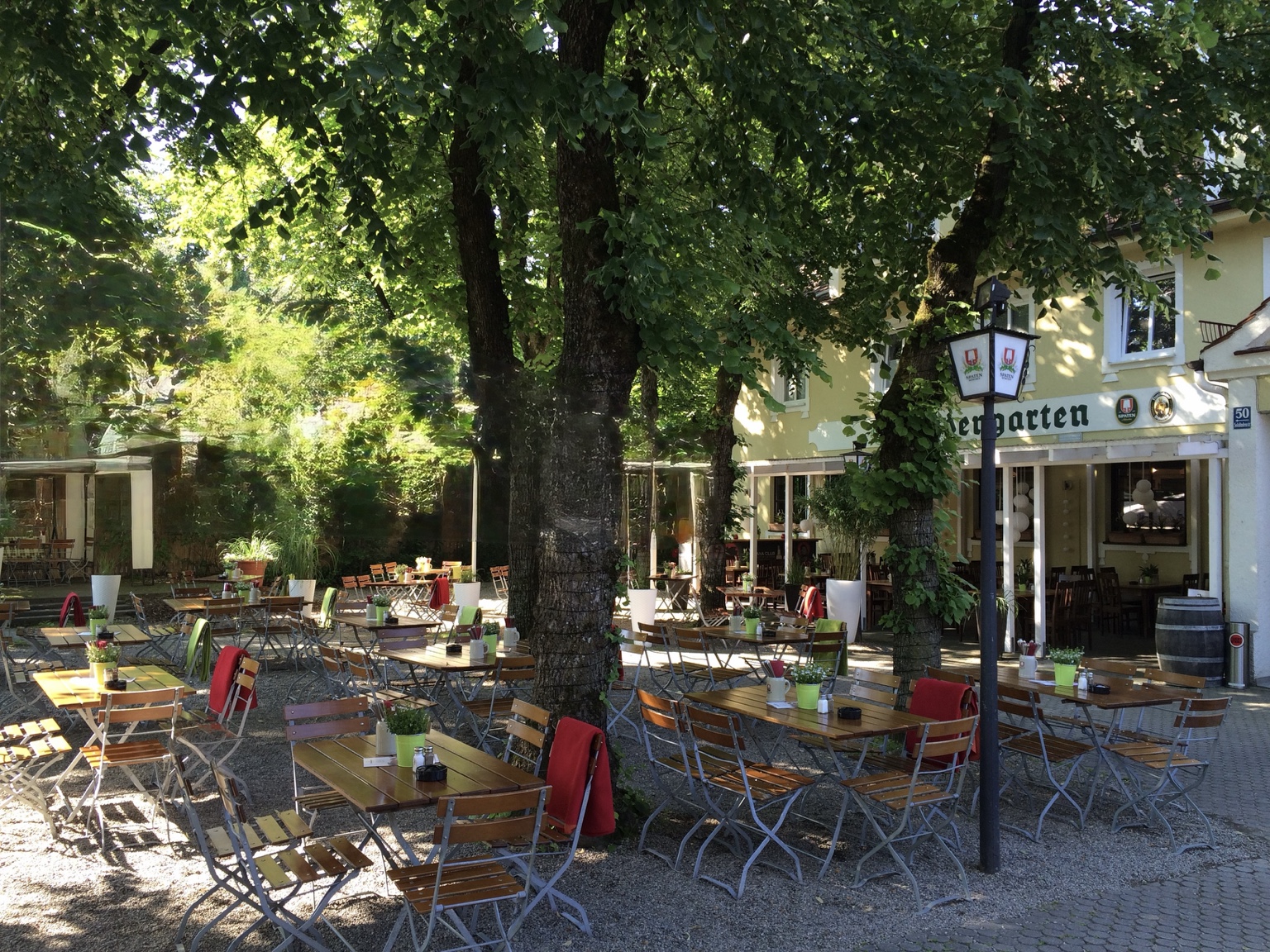 Sonniger Biergarten vor dem Lindengarten