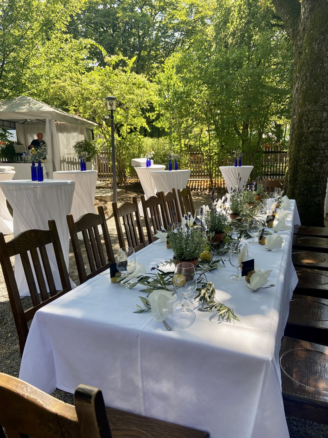 Festlich gedeckte Tafel im Biergarten