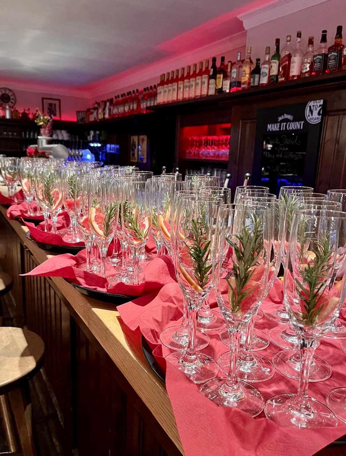 Vorbereitete Aperitifgläser an der Bar