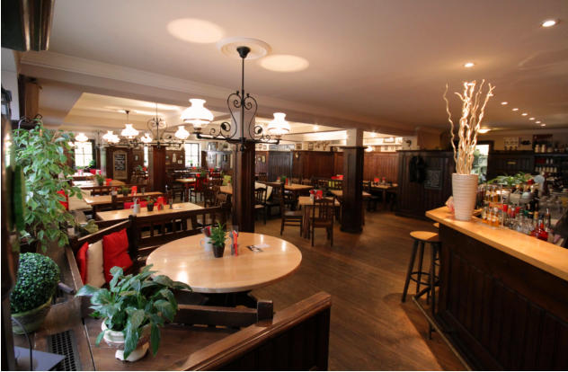 Blick in den Gastraum und zur Bar